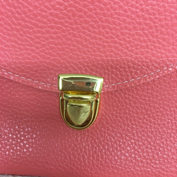 NWOT. Envelope purse with  gold Chain - Picture 5 of 5